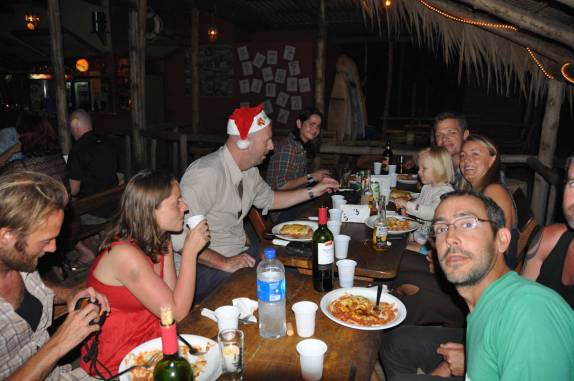 Celebração natalina na praia de El Tunco, na Costa del Balsamo, litoral de El Salvador